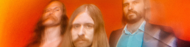 Anstatt die eigenen vier Wände anzustarren, entfliehen KADAVAR lieber in spacige Weiten  Anstatt die eigenen vier Wände anzustarren, entfliehen KADAVAR lieber in spacige Weiten