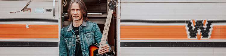 MYLES KENNEDY thematisiert das Loslassen und hält an seiner Sechssaitigen fest