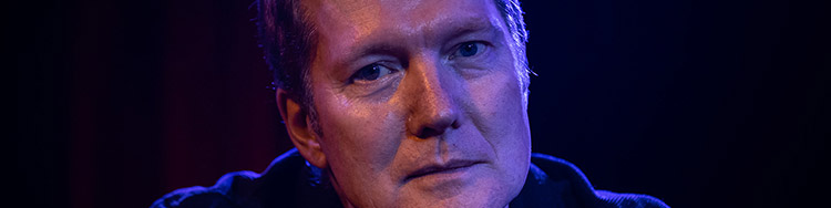 Auf seinem achten Soloalbum wagt TIM BOWNESS den kompletten Alleingang