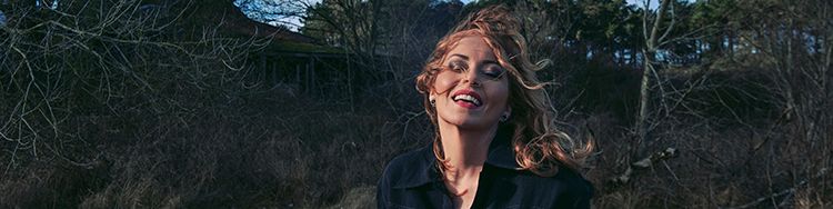 ANNEKE VAN GIERSBERGEN - Der geteilte Moment