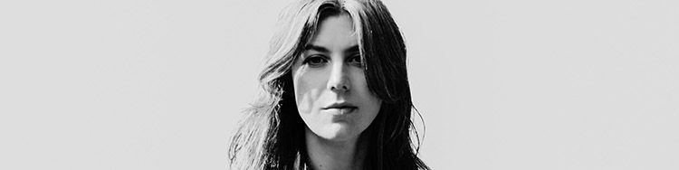 Die amerikanische Songwriterin JULIA HOLTER lässt sich ihr neues Album vom Leben schreiben