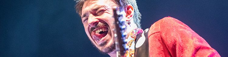 KRISSY MATTHEWS eifert Joe Bonamassa und Eric Claptons Crossroads Guitar Festival nach