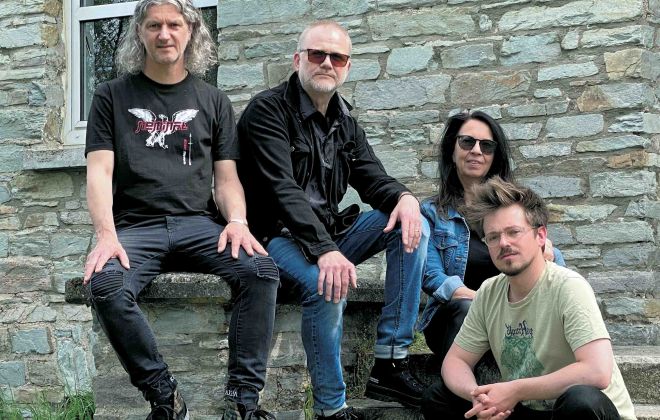 Trackpremiere: THE SUN OR THE MOON "Into Smithereens"